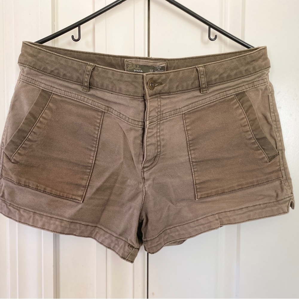 Prana Women's Kittle Cargo-Style Cotton Shorts in Green Iguana